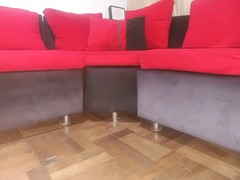 Sofá esquinero rojo y negro en buen estado - 6