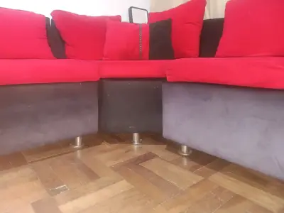 Sofá esquinero rojo y negro en buen estado - miniatura 6