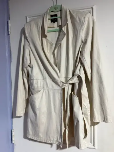 Tapado beige con cinturón para mujer - miniatura 1