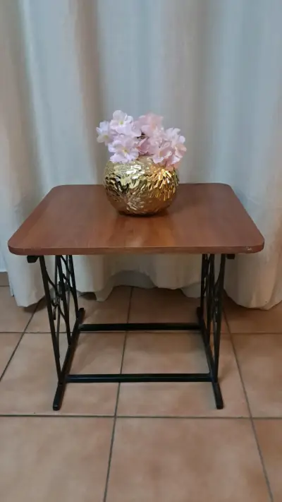 Mesa auxiliar con base de metal - miniatura 1