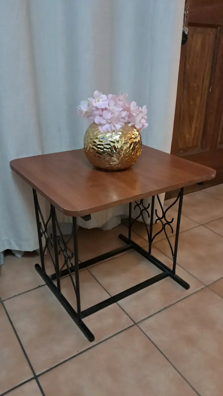 Mesa auxiliar con base de metal - 2