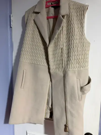 Abrigo largo beige sin mangas con textura - miniatura 1