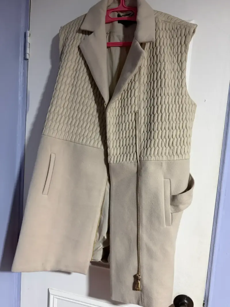 Abrigo largo beige sin mangas con textura - 2
