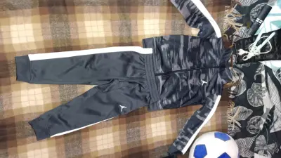 Conjunto deportivo para niños con diseño moderno - miniatura 1