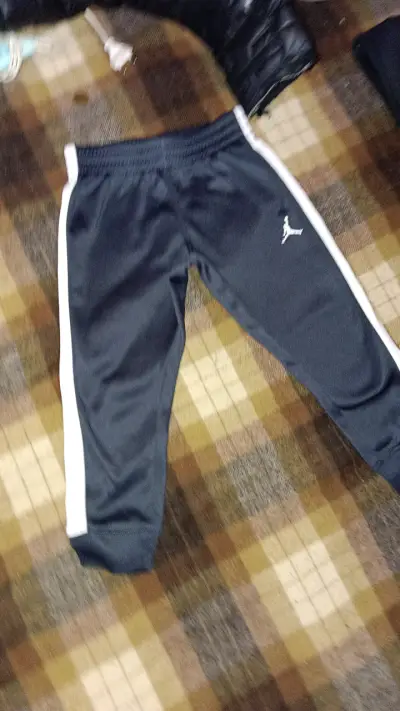 Conjunto deportivo para niños con diseño moderno - miniatura 2