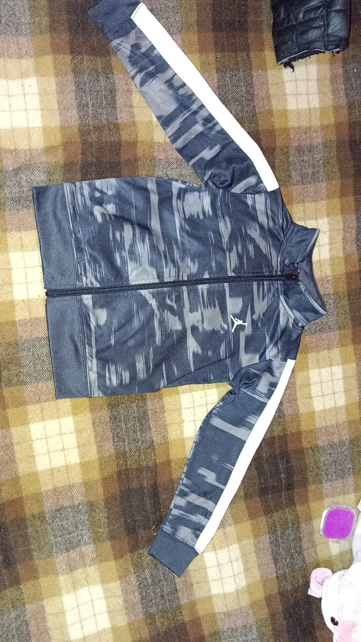 Conjunto deportivo para niños con diseño moderno - 3
