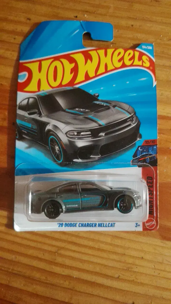 Hot Wheels '20 Dodge Charger Hellcat en miniatura