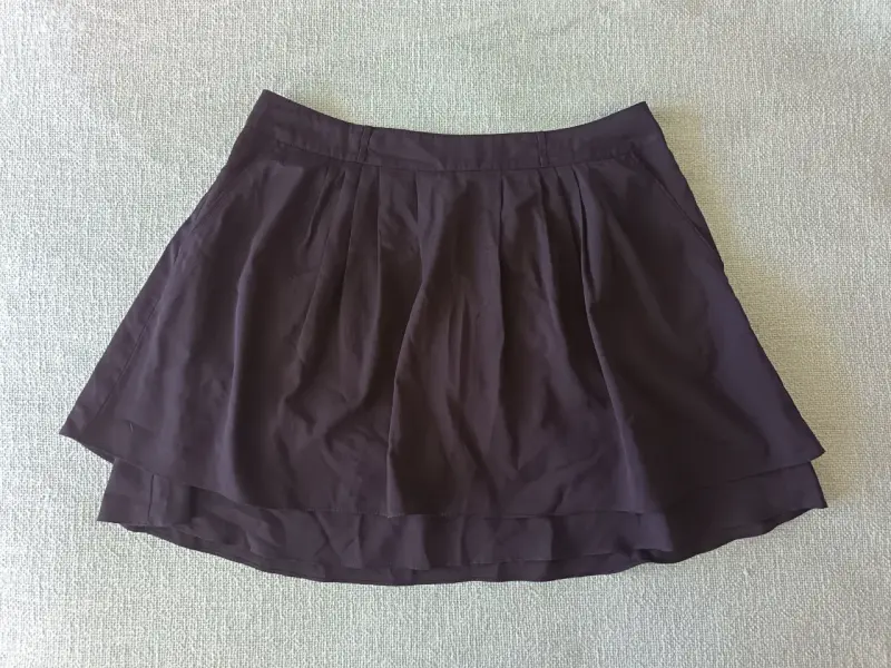 Falda corta negra con bolsillos