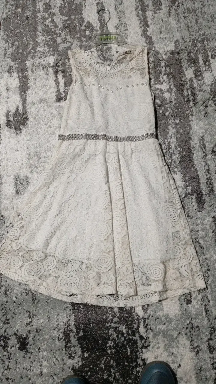 Vestido de encaje blanco con detalles brillantes - 1