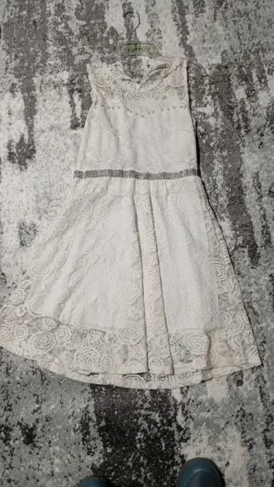 Vestido de encaje blanco con detalles brillantes - miniatura 1