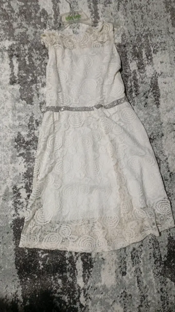 Vestido de encaje blanco con detalles brillantes - 2