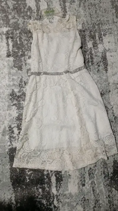 Vestido de encaje blanco con detalles brillantes - miniatura 2