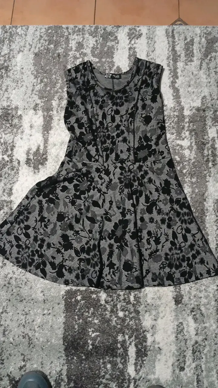 Vestido floral gris y negro sin mangas - 1