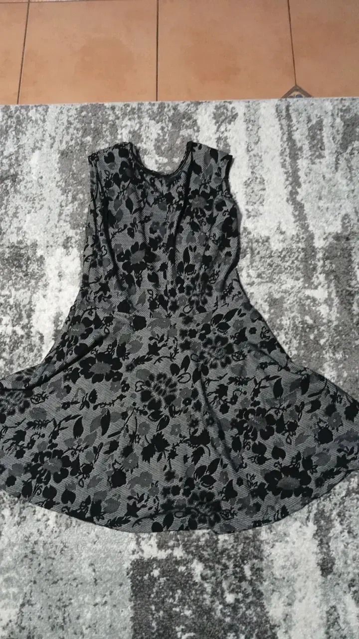 Vestido floral gris y negro sin mangas - 2