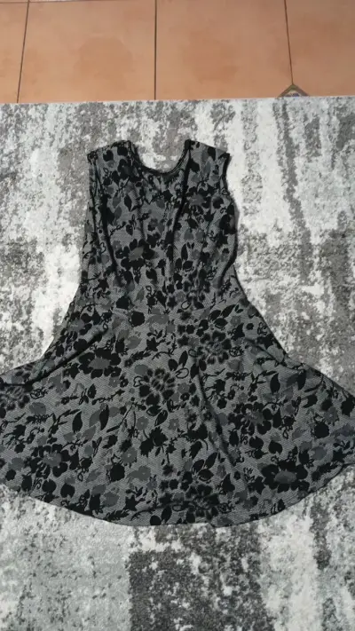 Vestido floral gris y negro sin mangas - miniatura 2