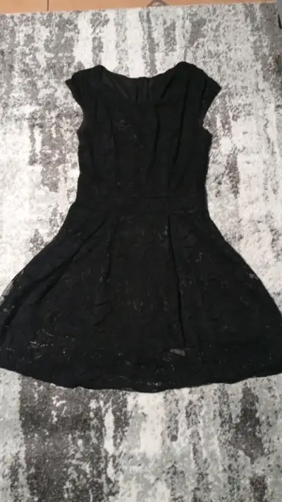 Vestido negro de encaje elegante - miniatura 1