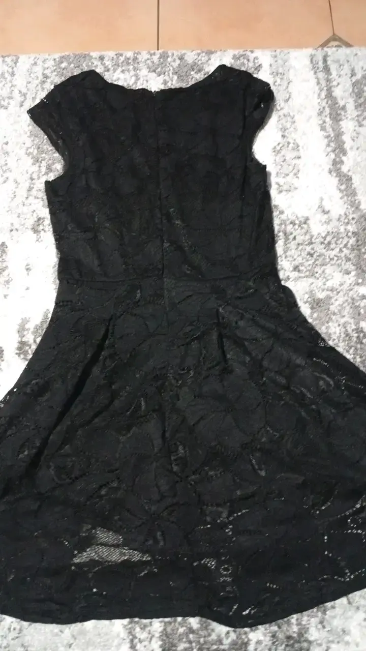 Vestido negro de encaje elegante - 2