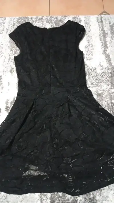 Vestido negro de encaje elegante - miniatura 2