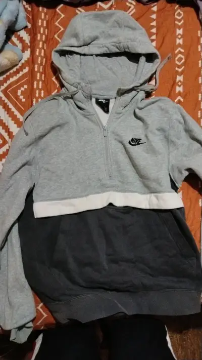 Polerón Nike gris con capucha y bolsillo - miniatura 1