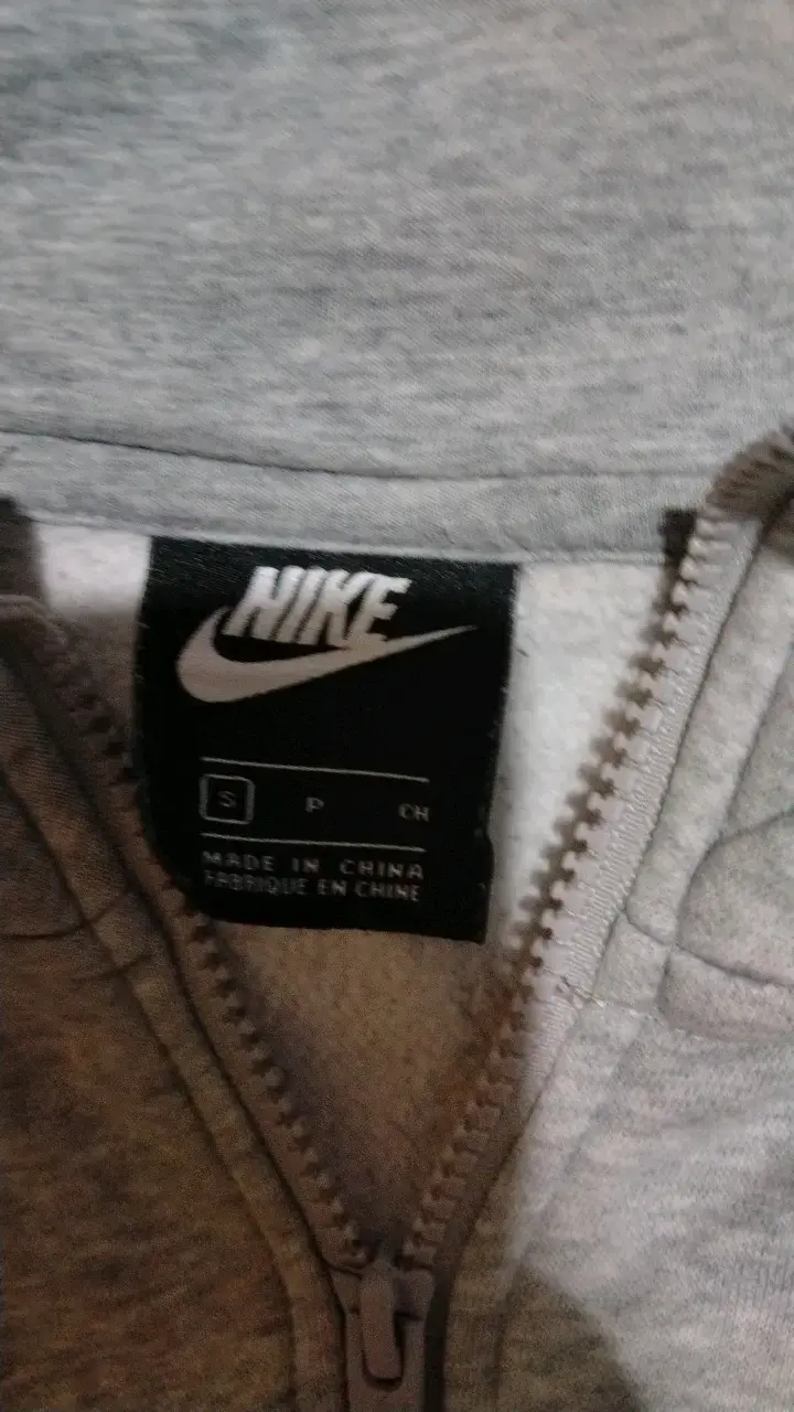 Polerón Nike gris con capucha y bolsillo - 2