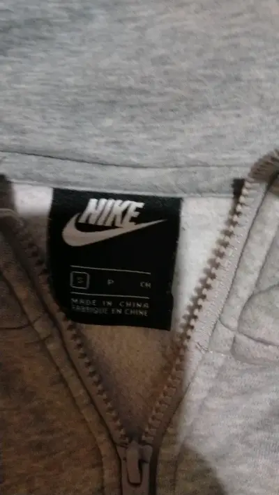 Polerón Nike gris con capucha y bolsillo - miniatura 2