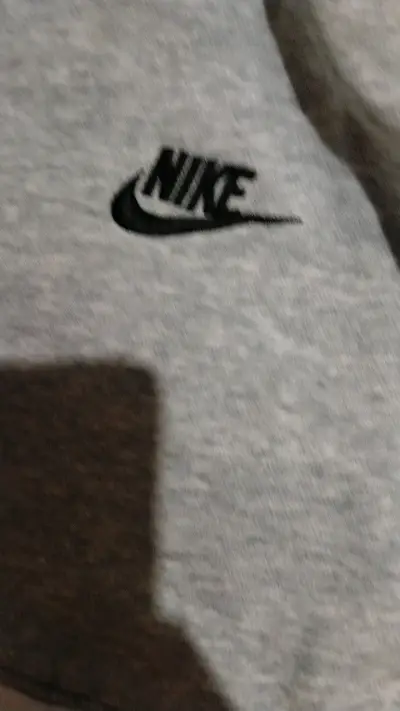 Polerón Nike gris con capucha y bolsillo - miniatura 3