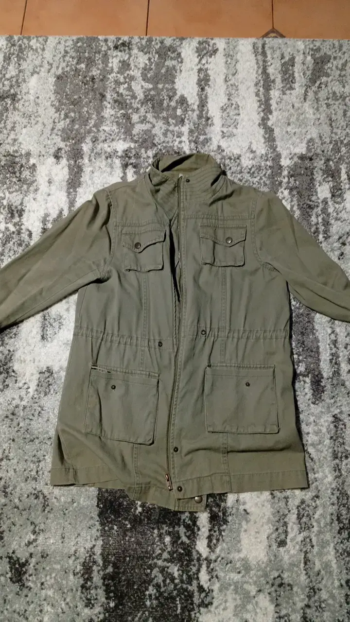 Chaqueta verde militar con bolsillos