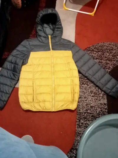 Chaqueta acolchada bicolor con capucha - miniatura 1