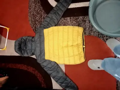 Chaqueta acolchada bicolor con capucha - miniatura 2