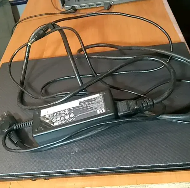 Notebook HP 425 con cargador incluido - 3