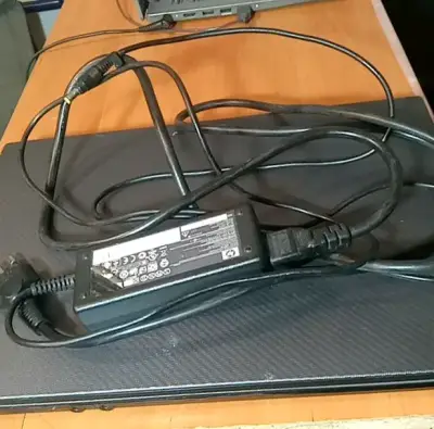 Notebook HP 425 con cargador incluido - miniatura 3