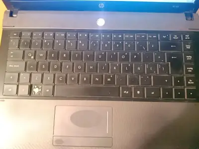 Notebook HP 425 con cargador incluido - miniatura 4