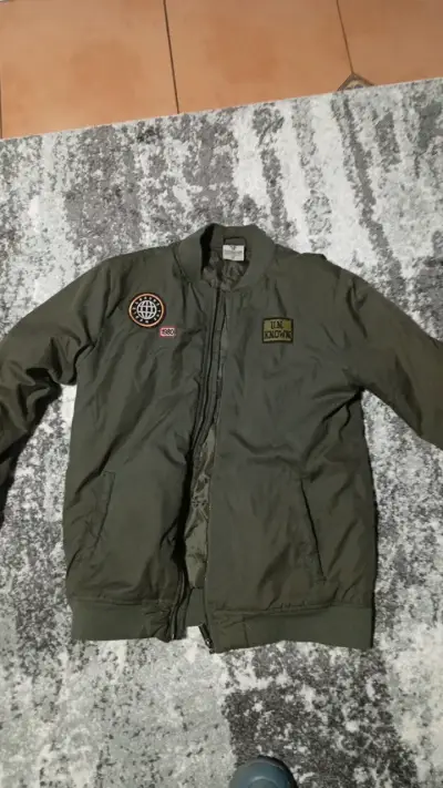 Chaqueta bomber verde con parches - miniatura 1