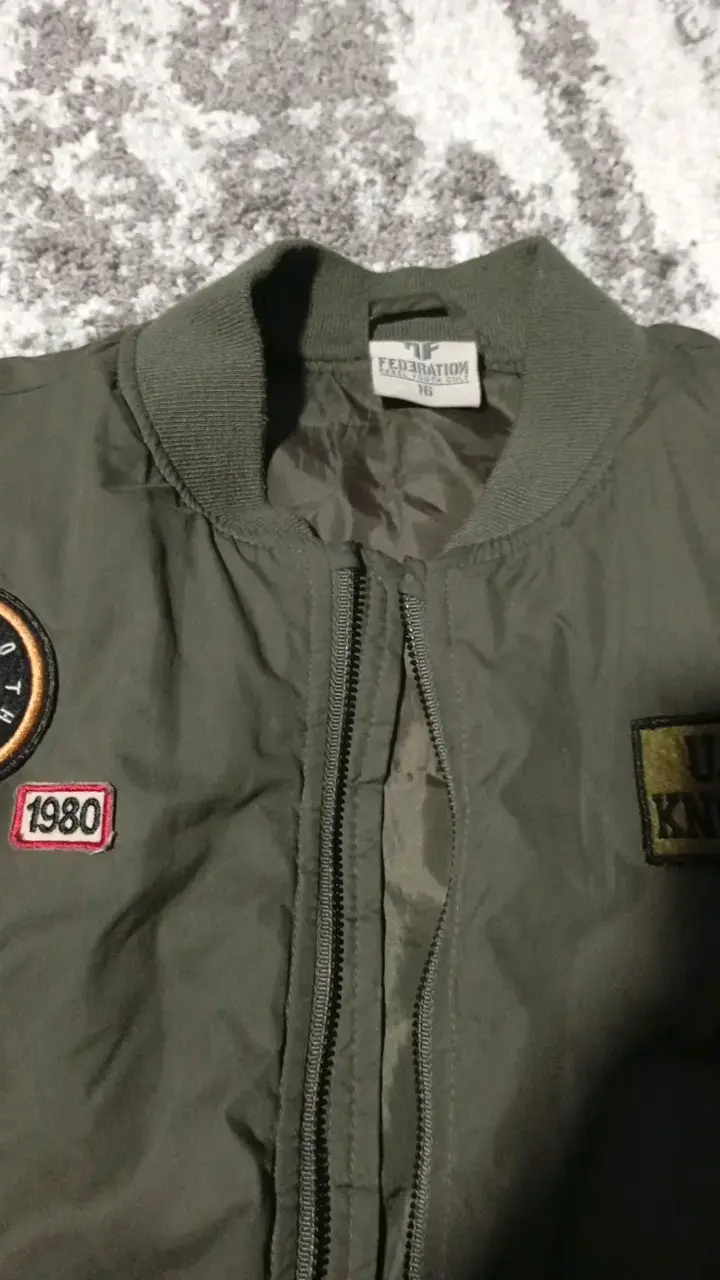 Chaqueta bomber verde con parches - 2