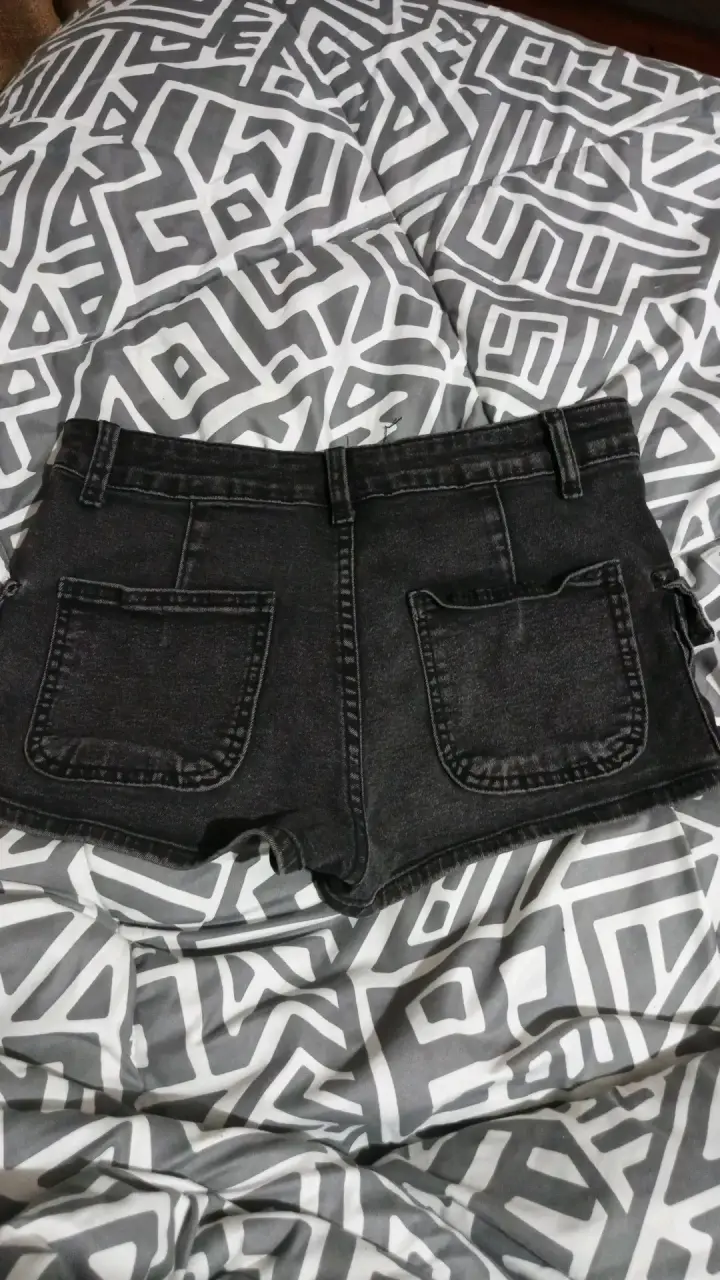 Shorts de mezclilla negros con bolsillos - 2