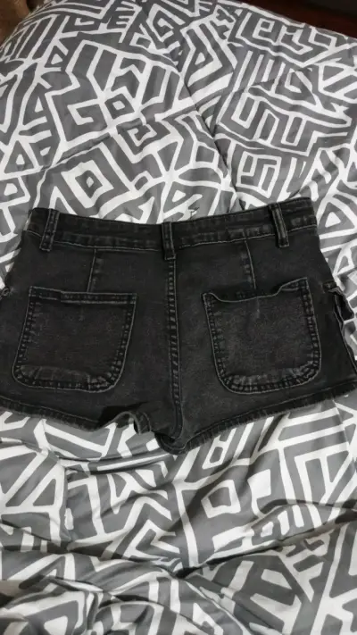 Shorts de mezclilla negros con bolsillos - miniatura 2