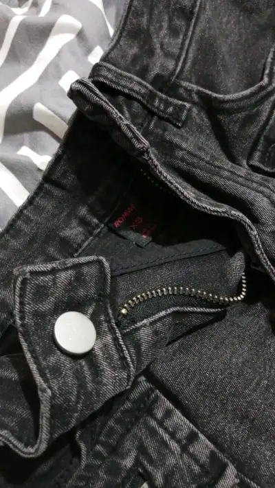 Shorts de mezclilla negros con bolsillos - miniatura 3