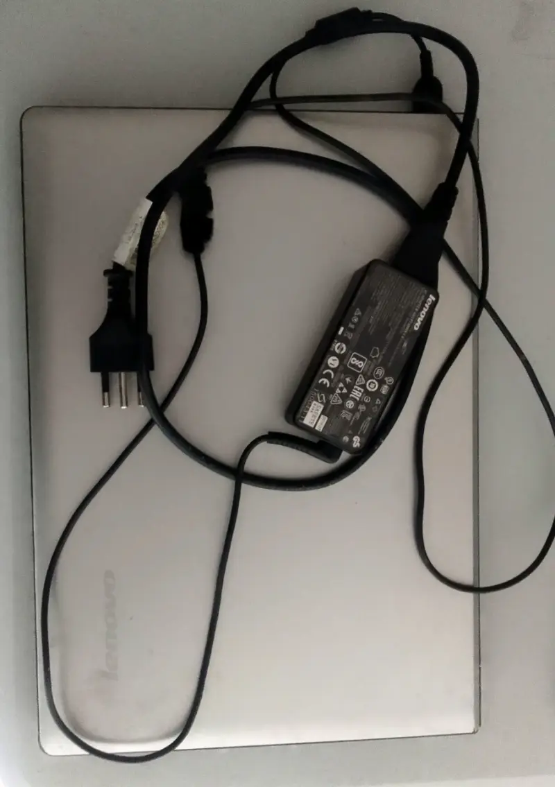 Notebook Lenovo Ideapad 320 con cargador - 2