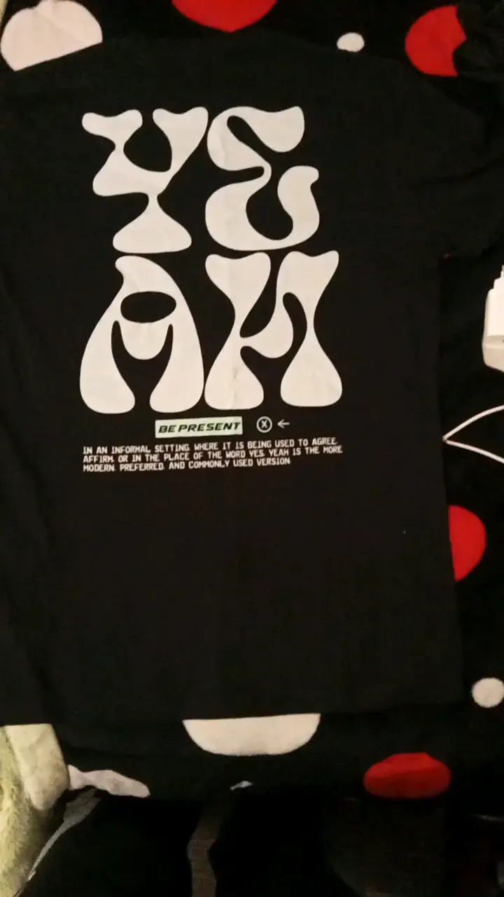 Polera negra con diseño gráfico Index - 2