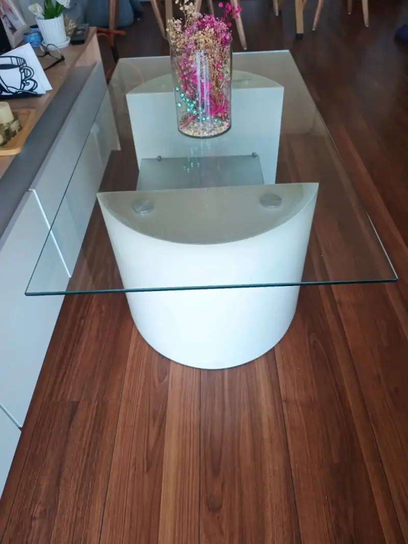 Mesa de centro moderna de vidrio y base blanca