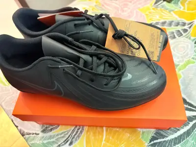 Zapatillas de fútbol Nike negras con tacos - miniatura 1