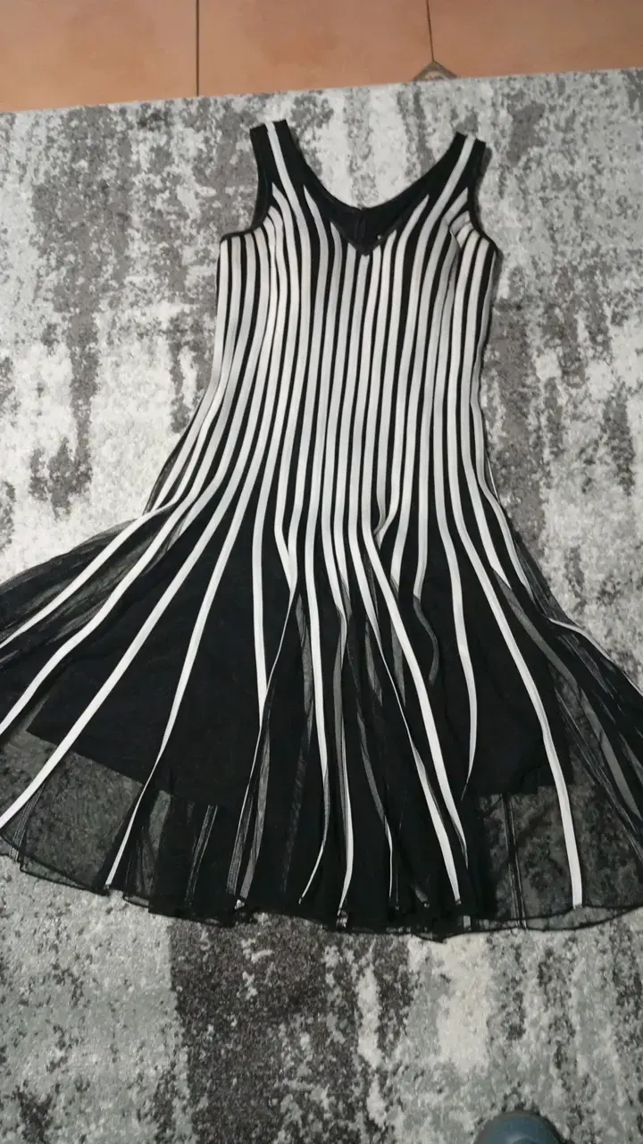 Vestido de rayas blanco y negro elegante