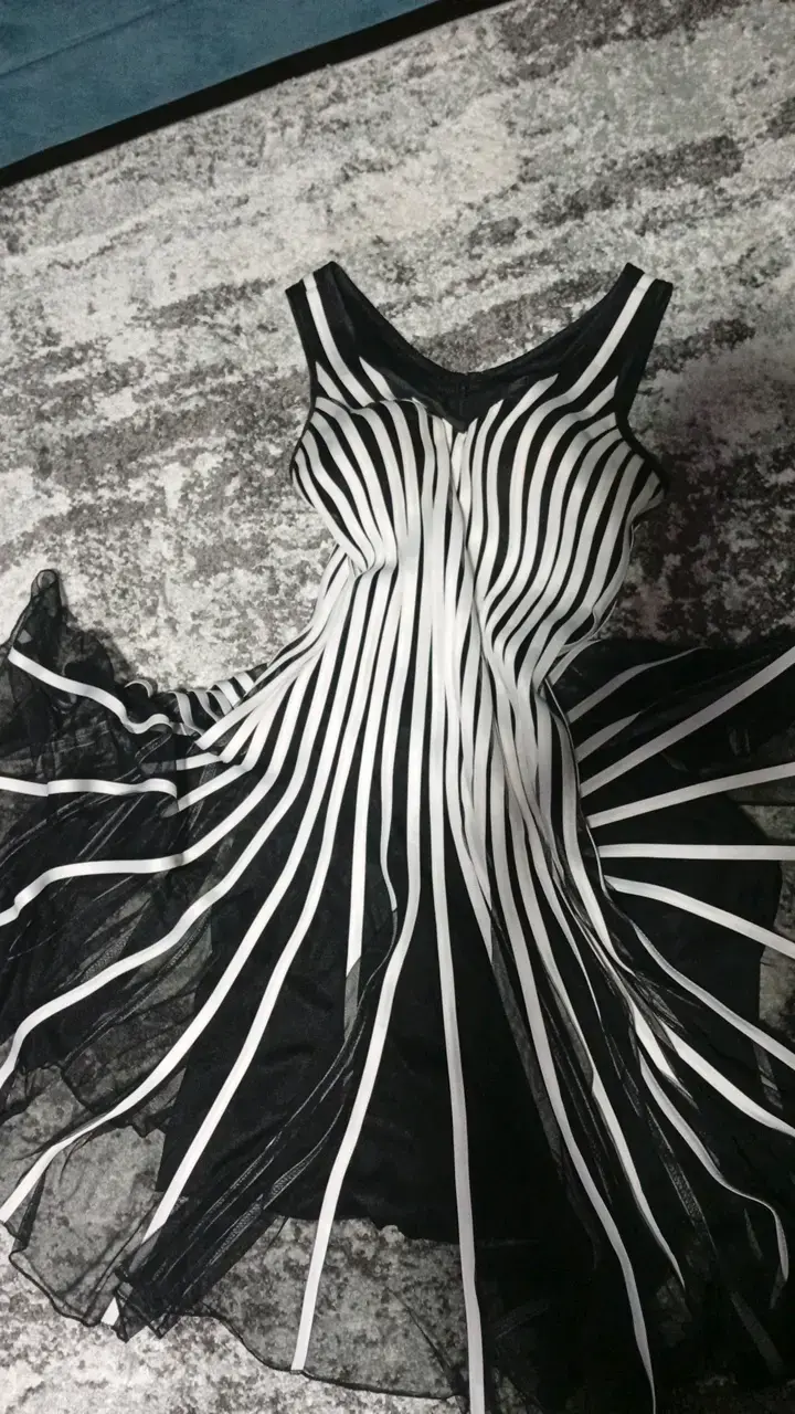 Vestido de rayas blanco y negro elegante - 2