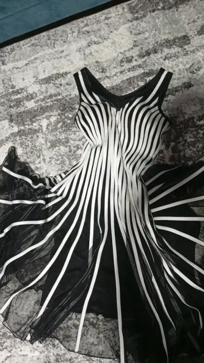Vestido de rayas blanco y negro elegante - miniatura 2