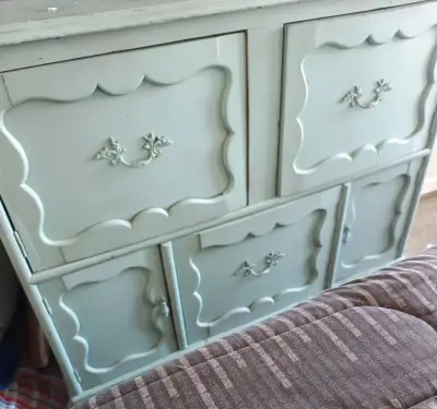 Mueble vintage de madera con cajones decorativos - miniatura 1