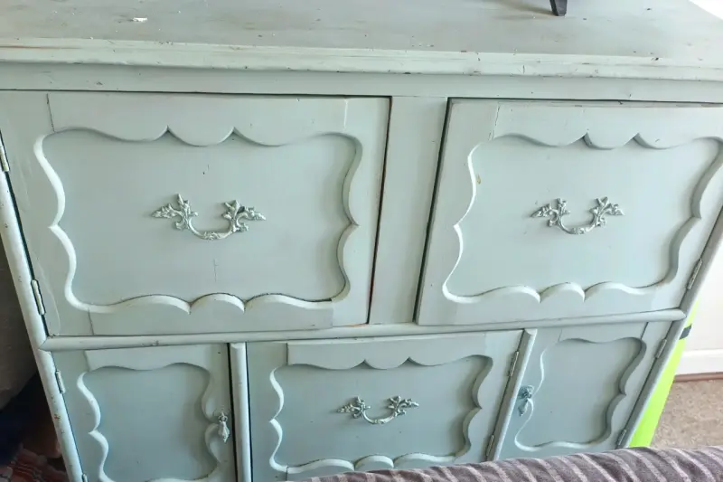 Mueble vintage de madera con cajones decorativos - 2