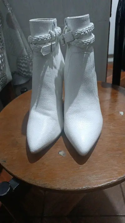 Botines blancos de cuero con tacón alto - miniatura 1