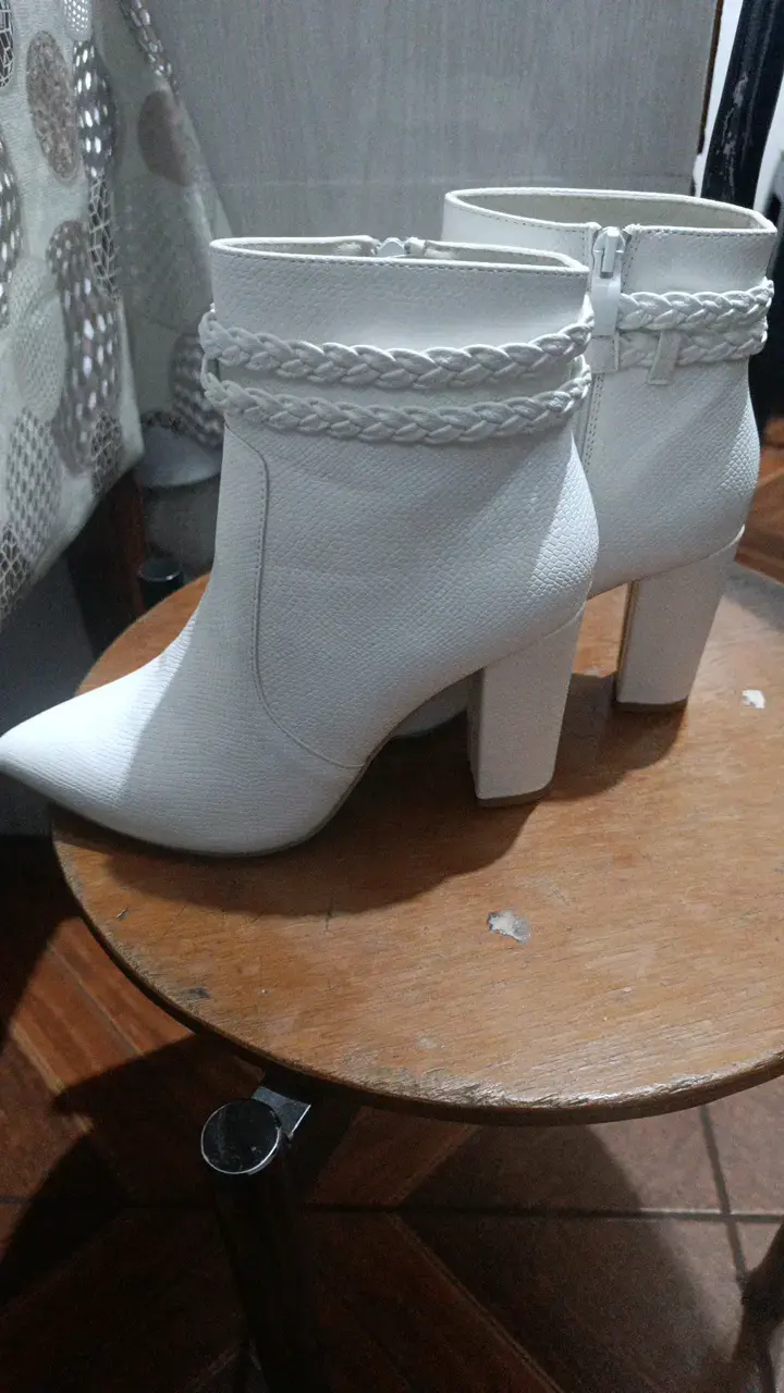 Botines blancos de cuero con tacón alto - 2