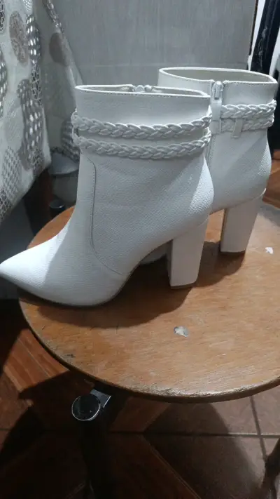 Botines blancos de cuero con tacón alto - miniatura 2