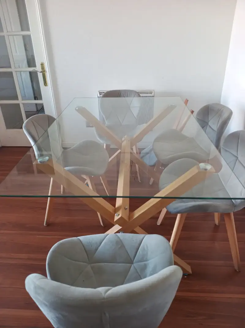 Mesa de vidrio con sillas tapizadas modernas